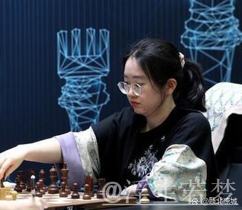 谭中怡与居文君揭幕战握手言和 谭中怡与居文君揭幕战握手言和